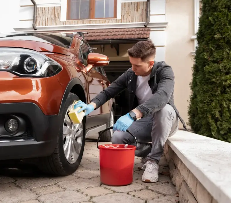 Lavage auto à domicile Soullans : professionnel intervenant sur un véhicule
